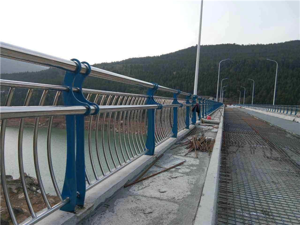 北辰不锈钢桥梁护栏的特点及其在桥梁安全中的重要作用