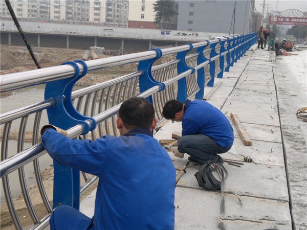 北辰不锈钢桥梁护栏除锈维护的重要性及其方法