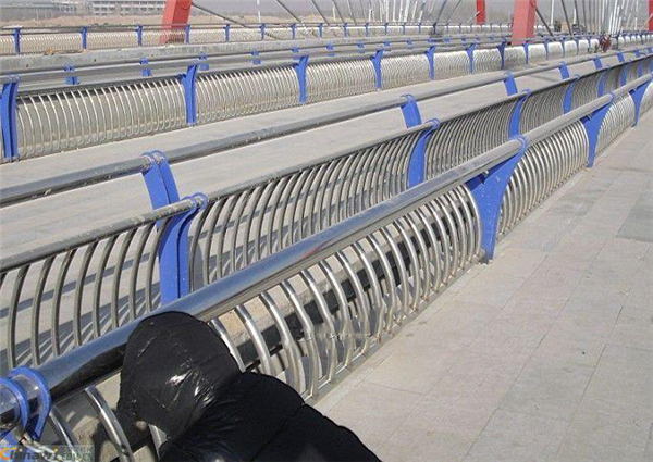 北辰不锈钢复合管护栏一种安全而耐用的防护解决方案