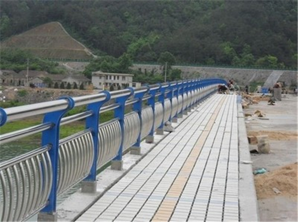 北辰不锈钢桥梁护栏的特性及其在现代建筑中的应用